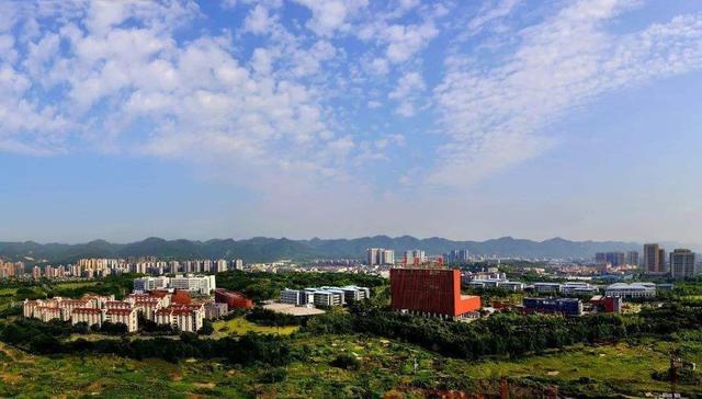 重庆大学城，经10多年发展正变成一座堵城，市民盼望复线隧道开建