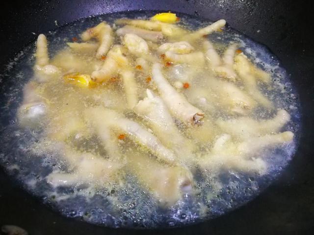 冬天别光吃饺子，20分钟出锅软耙香辣的压锅鸡脚，嘴不能停特解馋