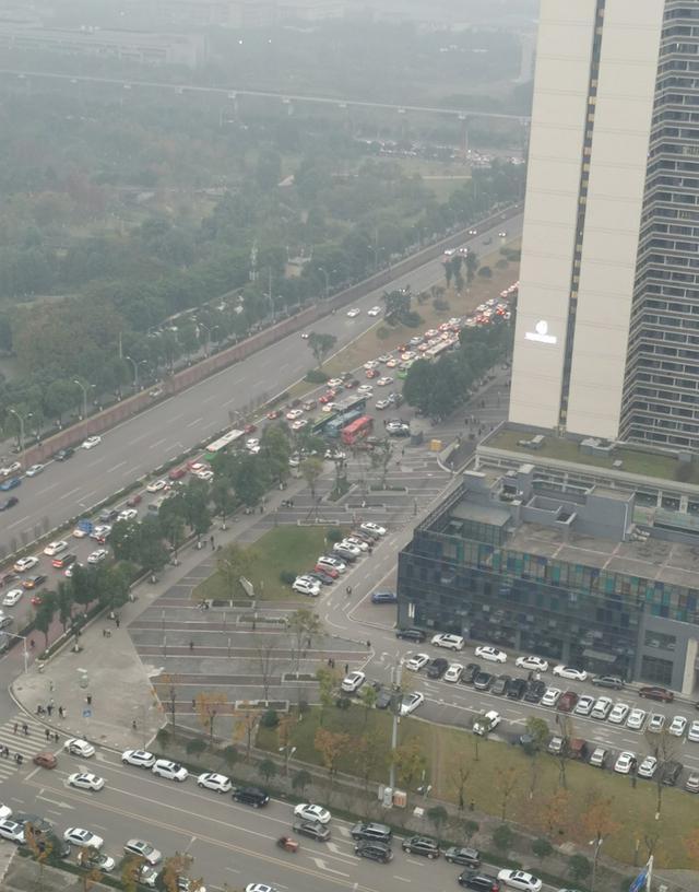 重庆大学城，经10多年发展正变成一座堵城，市民盼望复线隧道开建
