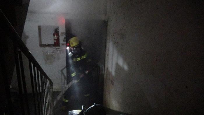 江西九江 空房子突发火灾  消防员浓烟中疏散8人