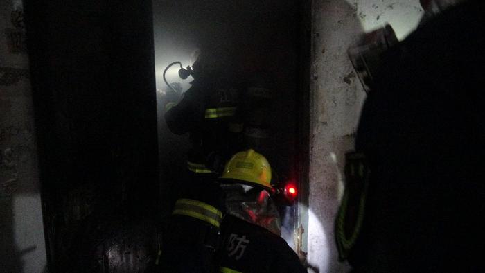 江西九江 空房子突发火灾  消防员浓烟中疏散8人
