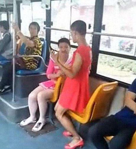 公交车上惊现两名如此奇葩的男性，整车的乘客看到后都反胃了！
