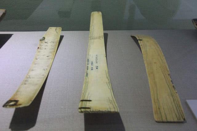 古代官员上朝时，为何手里拿着一块“木板”，是作什么用的？