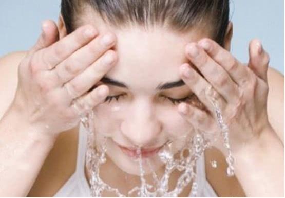 坚持一个月不用洗面奶，每天清水洗脸，皮肤会怎么样？