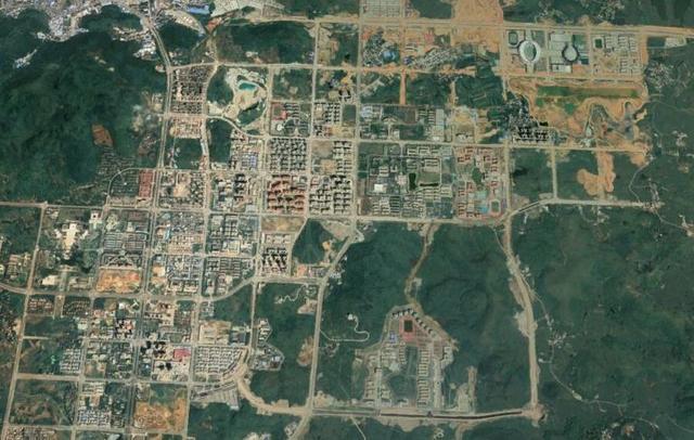 卫星上看广西崇左：老城区发展受限，城南新区规模较大