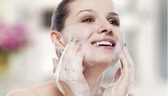 坚持一个月不用洗面奶，每天清水洗脸，皮肤会怎么样？