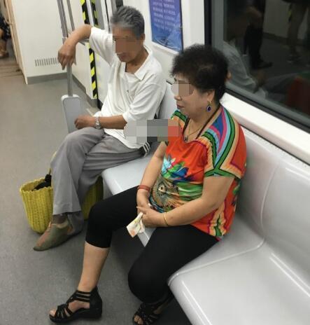 地铁上大妈坐女孩腿上，朝对方脸上吐口水，称不敬老人要遭报应