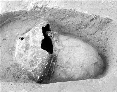 汪沟遗址出土瓮棺，棺内有炭化织物，经过鉴定竟是五千年的蚕丝