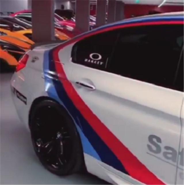 迪拜又添“新警车”，三色版画宝马M6，车顶配警示灯，4.2秒破百