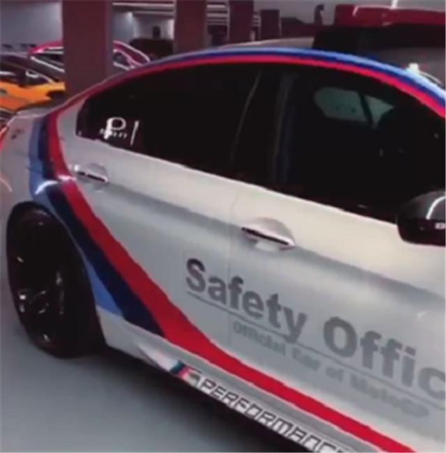 迪拜又添“新警车”，三色版画宝马M6，车顶配警示灯，4.2秒破百