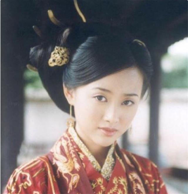 42岁“卫子夫”王灵，退圈后低调婚与圈外，今一家四口很幸福