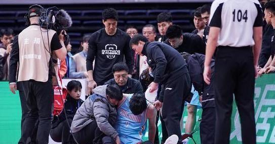 新疆男篮接连伤病，队长可兰白克发文感慨，期待明年球队转运
