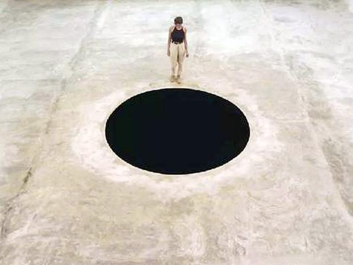 卡普尔的“黑洞”：在“危险”边缘试探，是印度和西方精神的结合