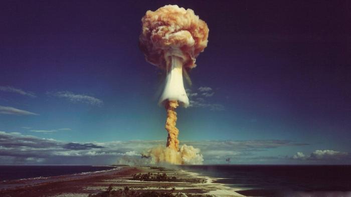 一个有核国家用核弹攻击了另一个有核国家后，马上道歉，会怎样？