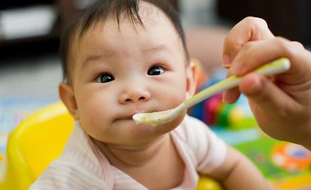 幼儿辅食喂养有原则，不同月龄宝宝添加有区别，科学养育对娃更好