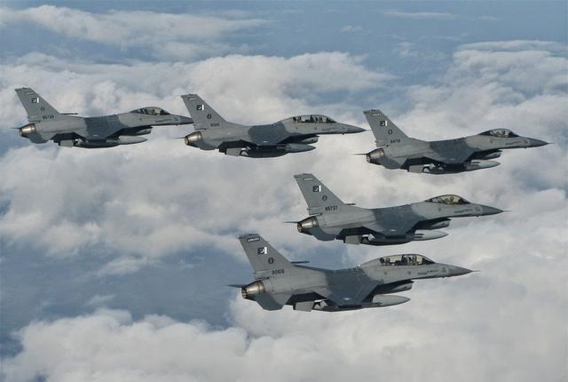 首飞成功！巴基斯坦空军迎来好消息，中巴合研战机性能媲美F16