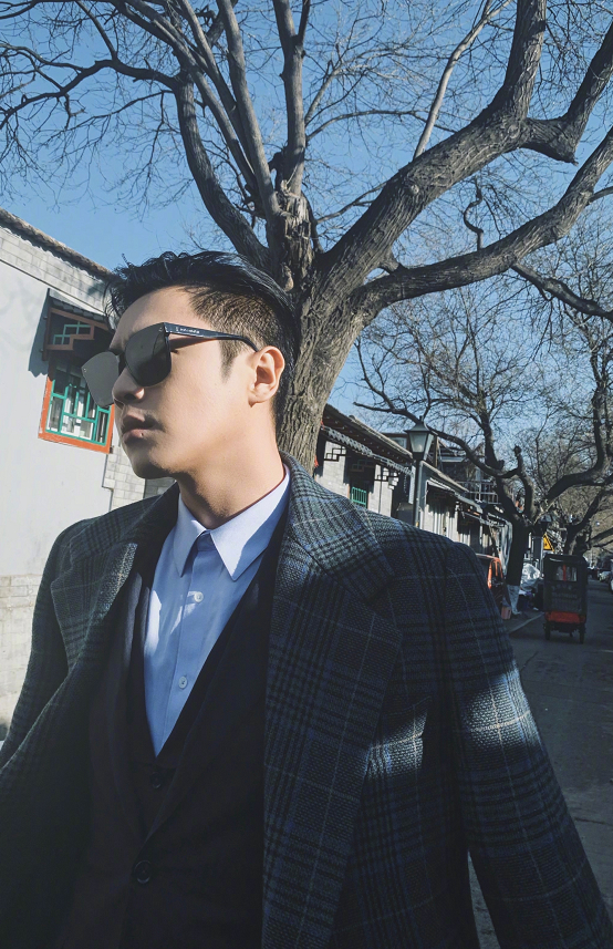 张若昀回应打过唇钉，早期旧照晒出后，原来你是这样的狂野范大人