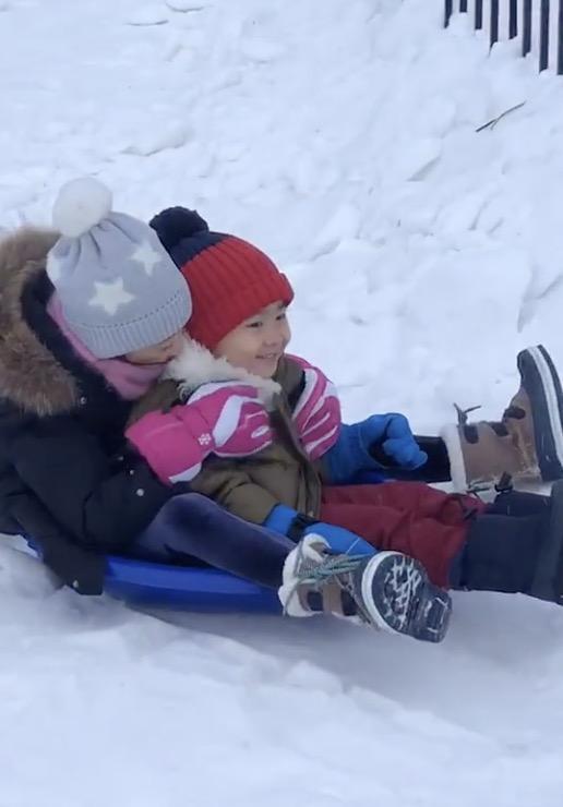 李小鹏晒女儿抱着儿子滑雪，奥莉非常关心弟弟，互动画面超暖心