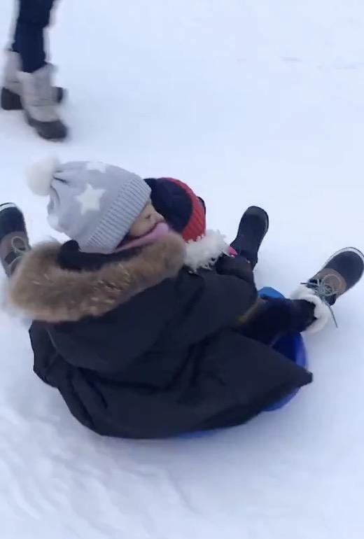 李小鹏晒女儿抱着儿子滑雪，奥莉非常关心弟弟，互动画面超暖心