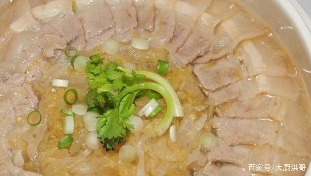 酸菜白肉的精髓就在于汤浓肉烂，菜酸入味，是个特别下饭的菜