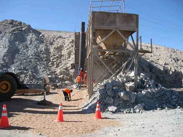 智利圣何塞铜矿曾发生矿难，经两个多月的急救，33名矿工全部脱险