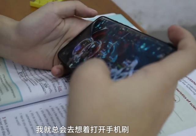 女大学生边打游戏边学习，反而更集中注意力