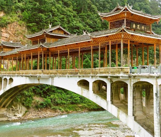 贵州最“爱干净”的城市，建于峡谷之内，街道处处洁净无比