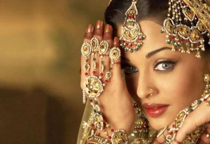 印度女人的鼻环，表面上是漂亮的首饰，但实际上有特殊意义