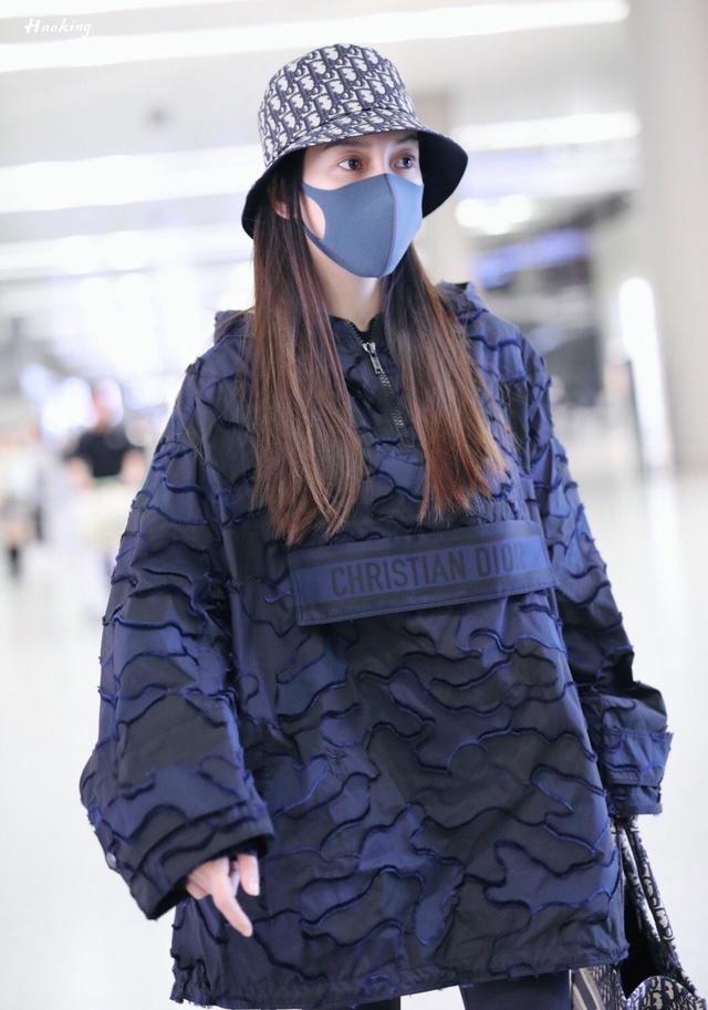 Angelababy杨颖最近机场照，身穿蓬松卫衣搭配长筒靴
