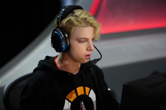 鹿晗成最帅电竞选手？电竞史上那些美男子，长相不比明星差