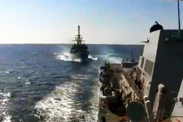间谍船60米逼近宙斯盾舰，阿拉伯海上演拼刺刀，美国再次遇到硬茬