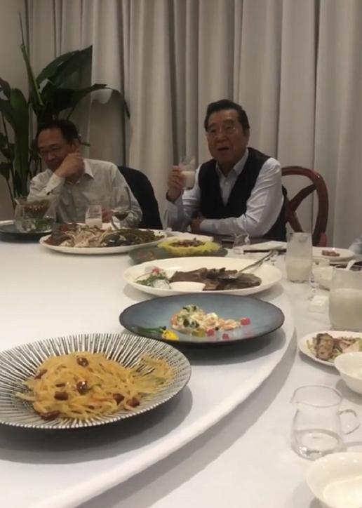 80岁李双江饭桌上演唱《智取威虎山》选段，声音洪亮底气十足