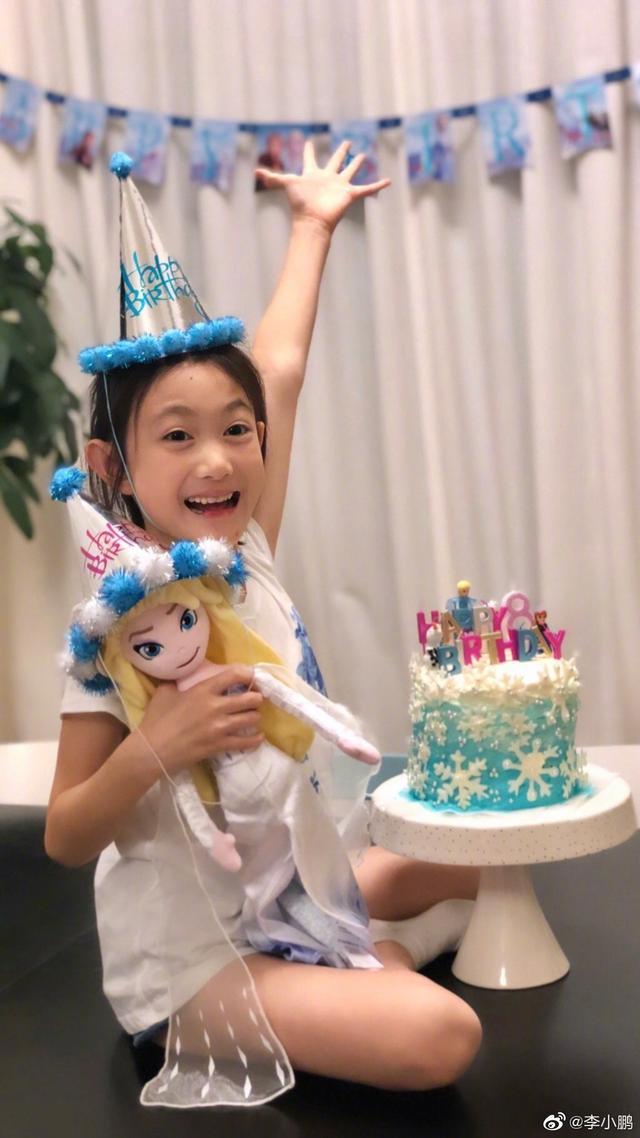 李小鹏晒照给女儿庆生，8岁奥莉变化惊人，网友：认识她都6年了！