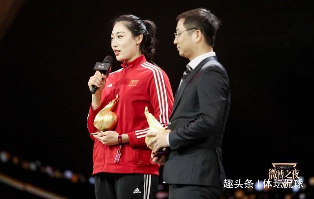 美!刘晏含代表中国女排登台领奖，妆容精致明艳动人，像大明星！