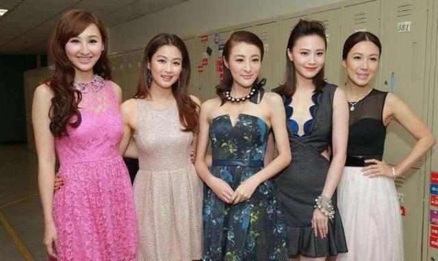 跟内地花旦们的红毯秀比起来，TVB女星的红毯就是大型的影楼写真