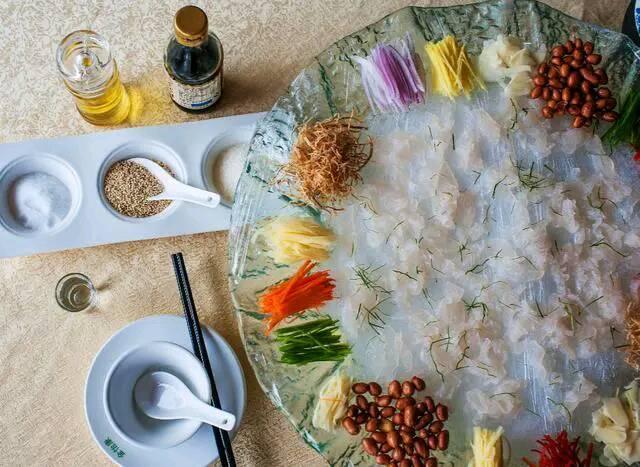 两广人的生鱼片，看着与日本刺身并不像，你更喜欢哪里的鱼生？