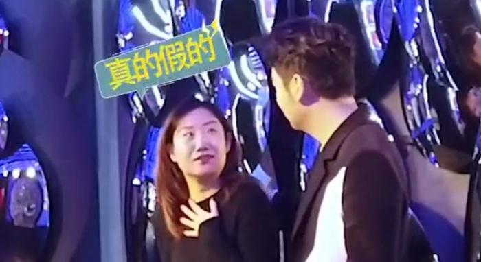 雷佳音晒与蜡像合影，采访中叮嘱蜡像要“好好活着”宛若惊悚片