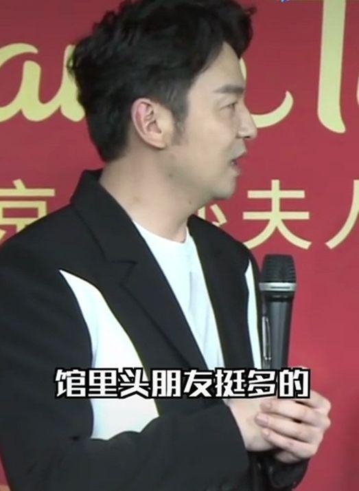 雷佳音晒与蜡像合影，采访中叮嘱蜡像要“好好活着”宛若惊悚片