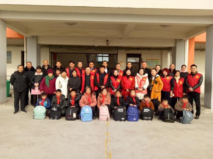 峄城“同心石榴籽”志愿者帮扶活动在吴林坝子小学举行