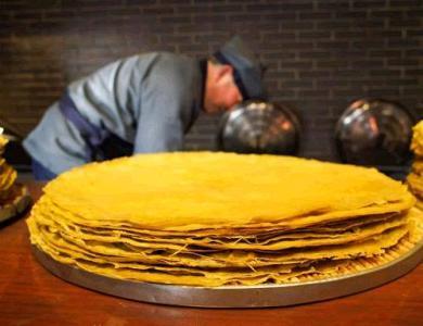 慈禧过年吃到唐山一种黄饼，随口为其起名，这个名字一直叫到今天