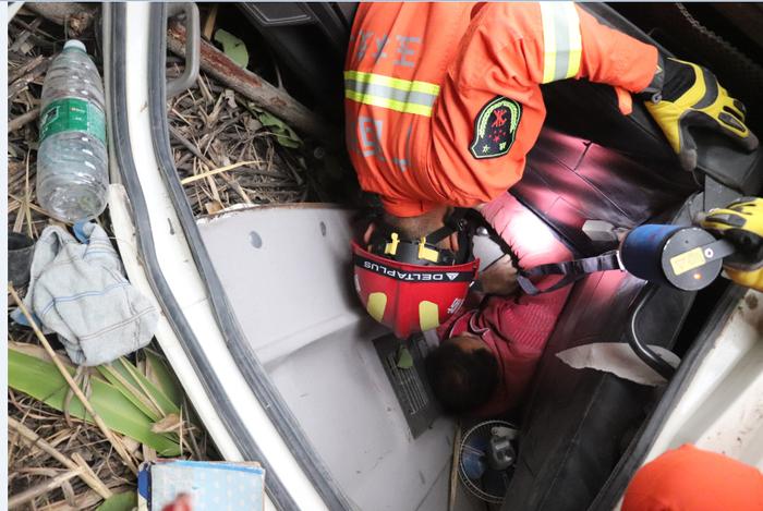 广西容县 水泥搅拌车山路侧翻驾驶员被困 消防紧急救援