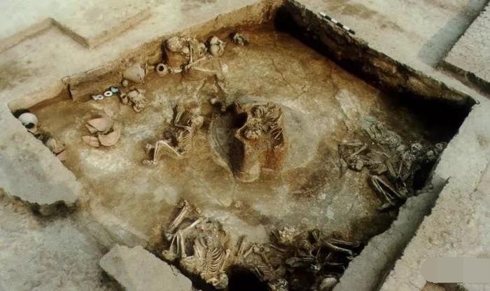 4000年前，青海那个地震中用身体，护住孩子的母亲是怎样生活的？