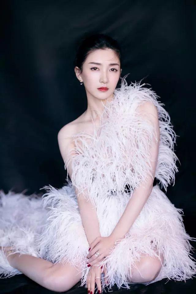 她是胡歌公开承认的女友之一，穿7万8的羽毛裙，优雅得像天鹅