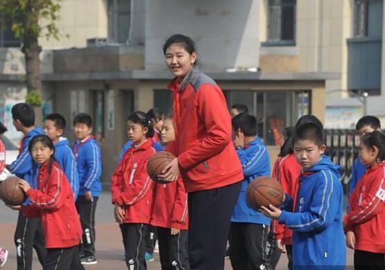 中国女篮又一位未来巨星！11岁女孩身高超同龄人，希望能打好篮球