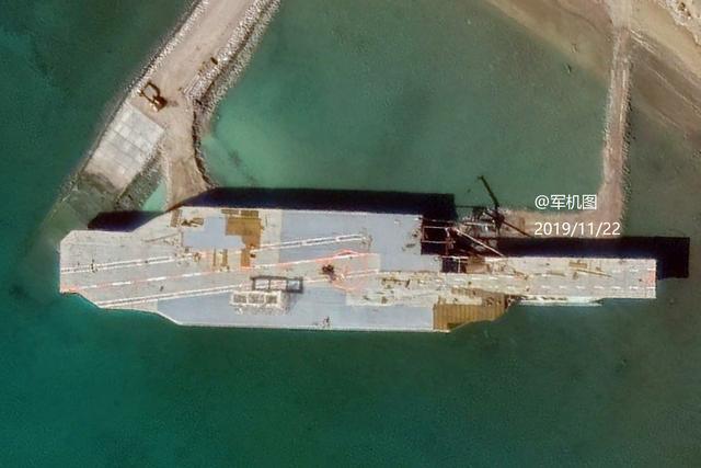 马上再炸一次“尼米兹号航母”！照片显示伊朗航母靶船已经修好