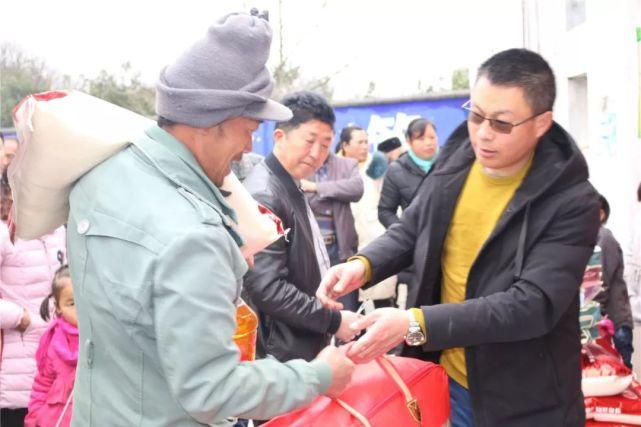 大方阳光妇产医院到牛场乡以朵村进行爱心公益慰问