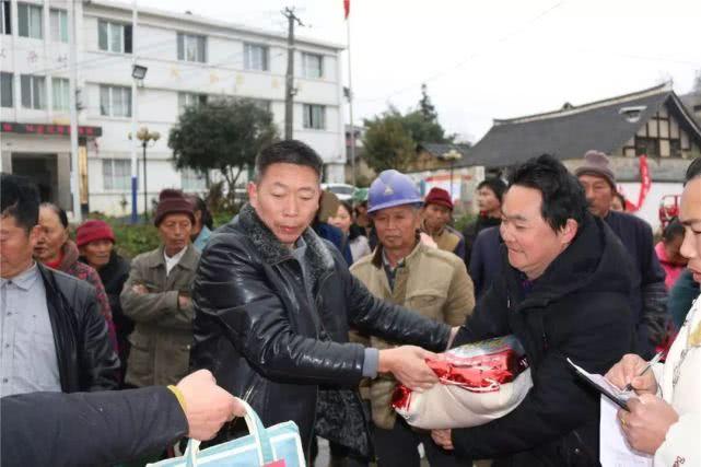 大方阳光妇产医院到牛场乡以朵村进行爱心公益慰问