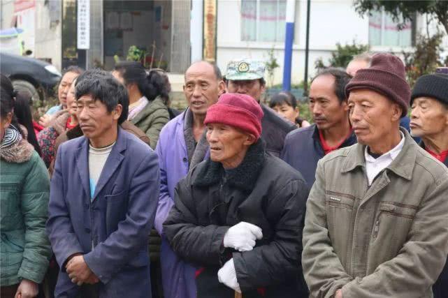 大方阳光妇产医院到牛场乡以朵村进行爱心公益慰问