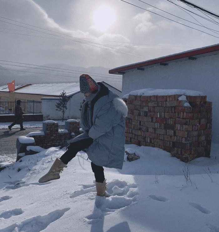 关晓彤真敢穿，两件羽绒服叠穿就算了，这雪地靴一般人不敢碰