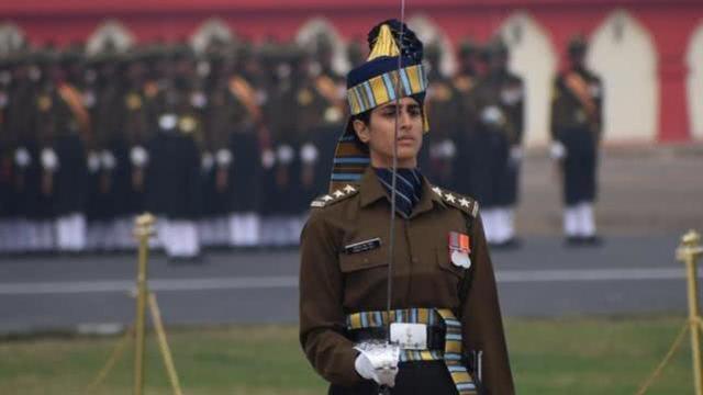 印度阅兵女军官指挥全男性方队英姿飒爽，高颜值大长腿生活照曝光